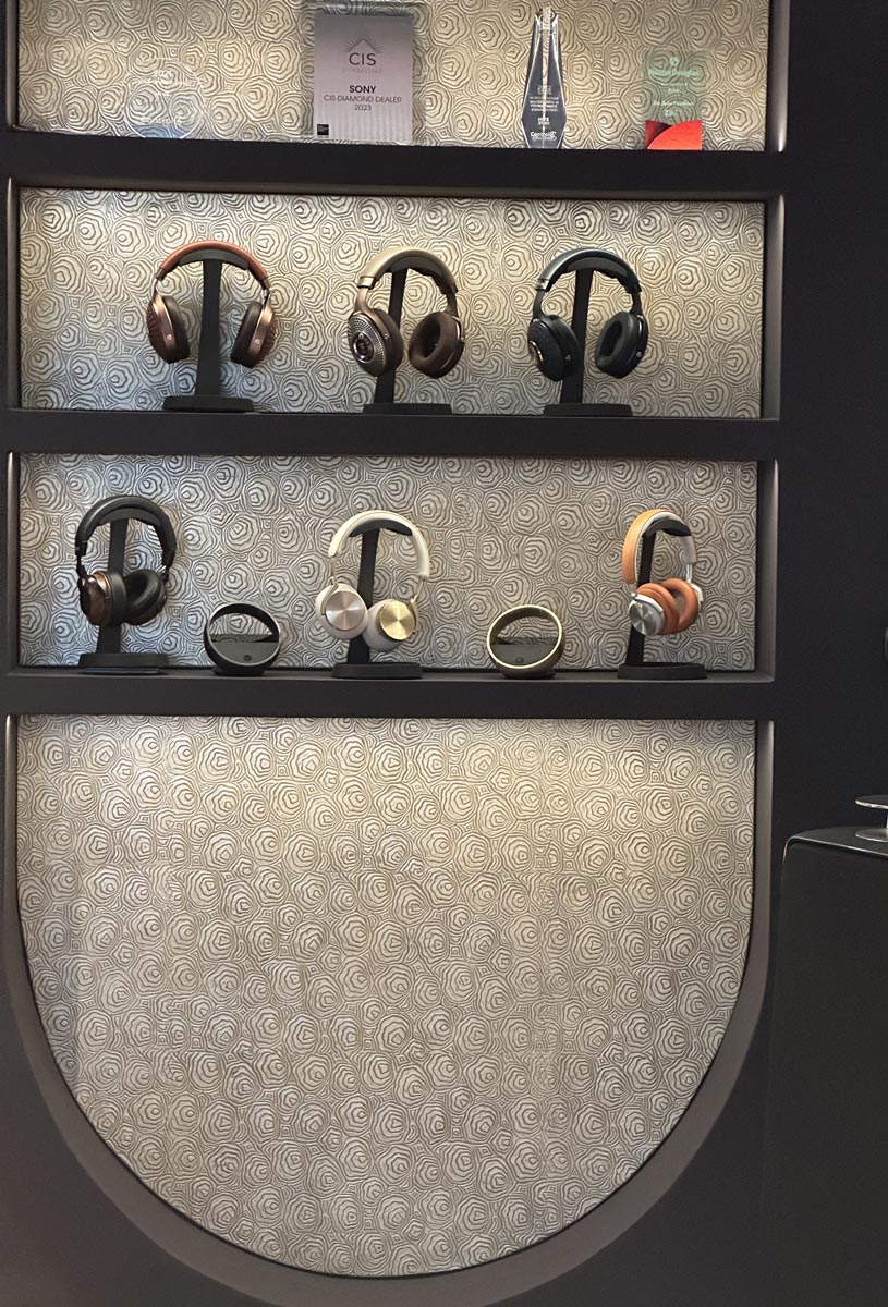 Deco embossed leather wall